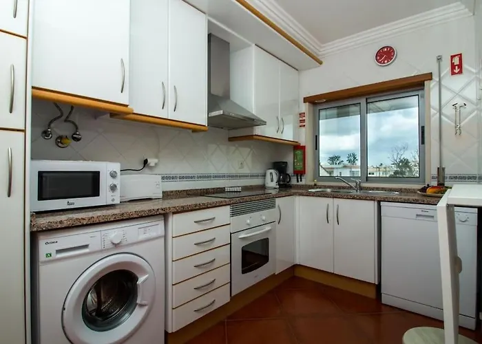 Globe 45 - Location & The Strip Albufeira